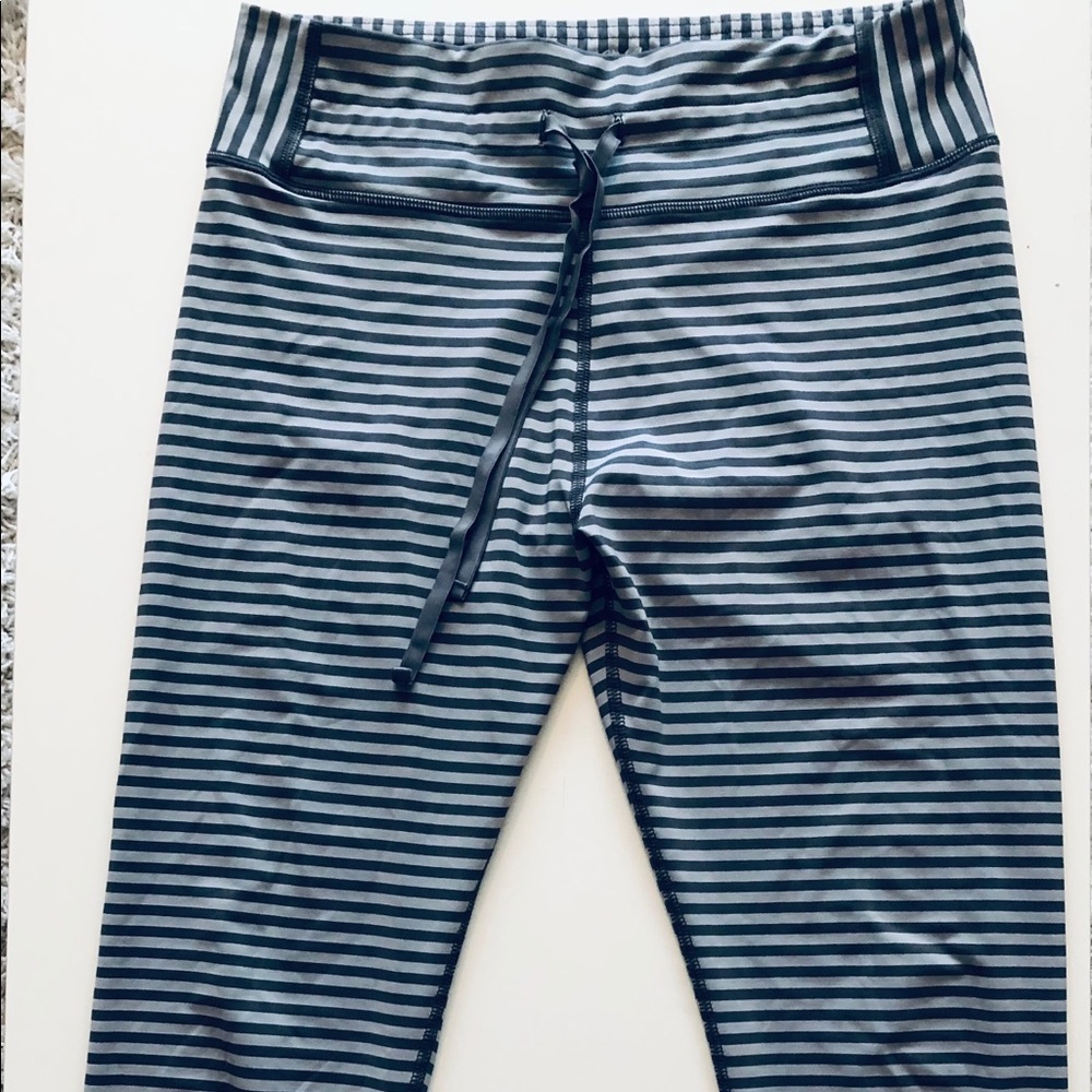 Aerie Gray Striped Cropped Leggings